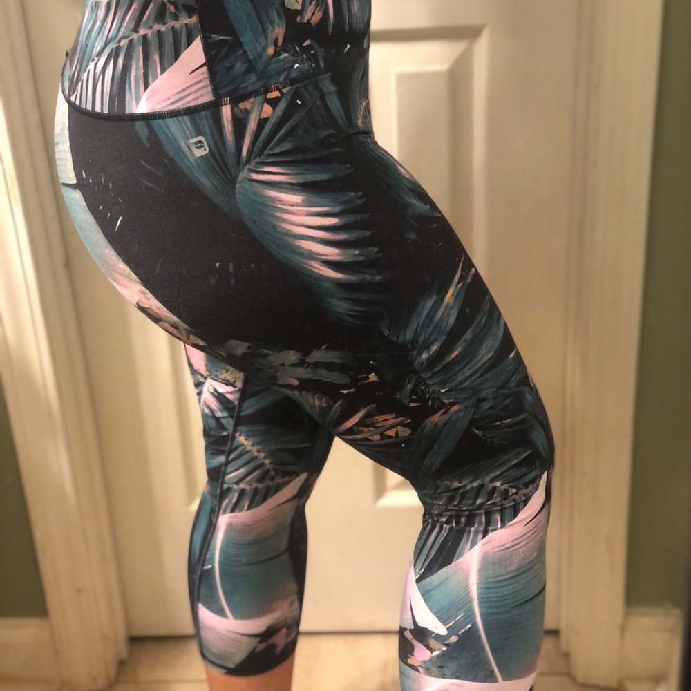 Fabletics Mid-Rise 20” Capri legging